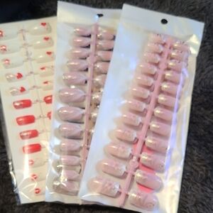 Press-On Nail Set in Light Pink with Floral Accents